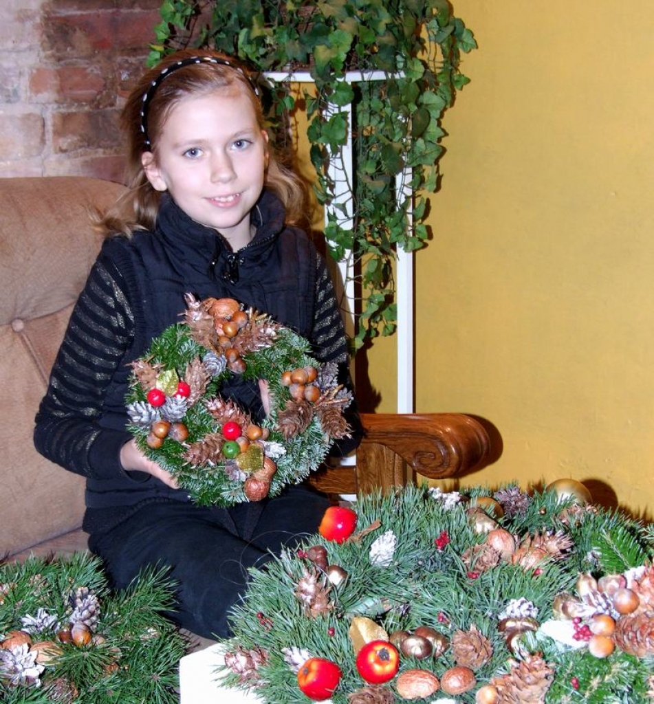 PALĪDZE. Adventes vainagu gatavošanā aktīvi iesaistās arī Driksmaņu jaunākā meita Alīna, kura mācās Mazzalves pamatskolas 5. klasē. Viņas pienākums ir vākt dabas materiālus. 
Autors: Indulis Burka
