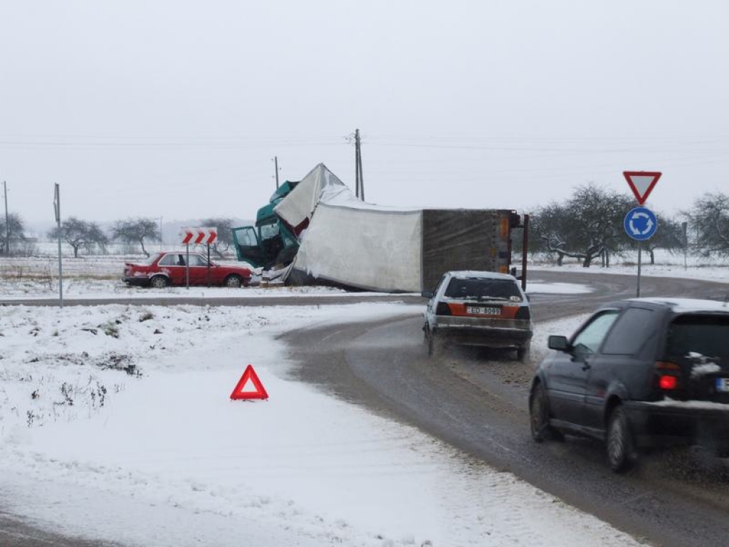 APLĪ IZBIRST DEGVĪNA PUDELES. No apgāztās piekabes krustojuma aplī izbira daļa vērtīgās kravas, kuru vadītājam visu nakti nācās sargāt. 
Autors: Indulis Burka
