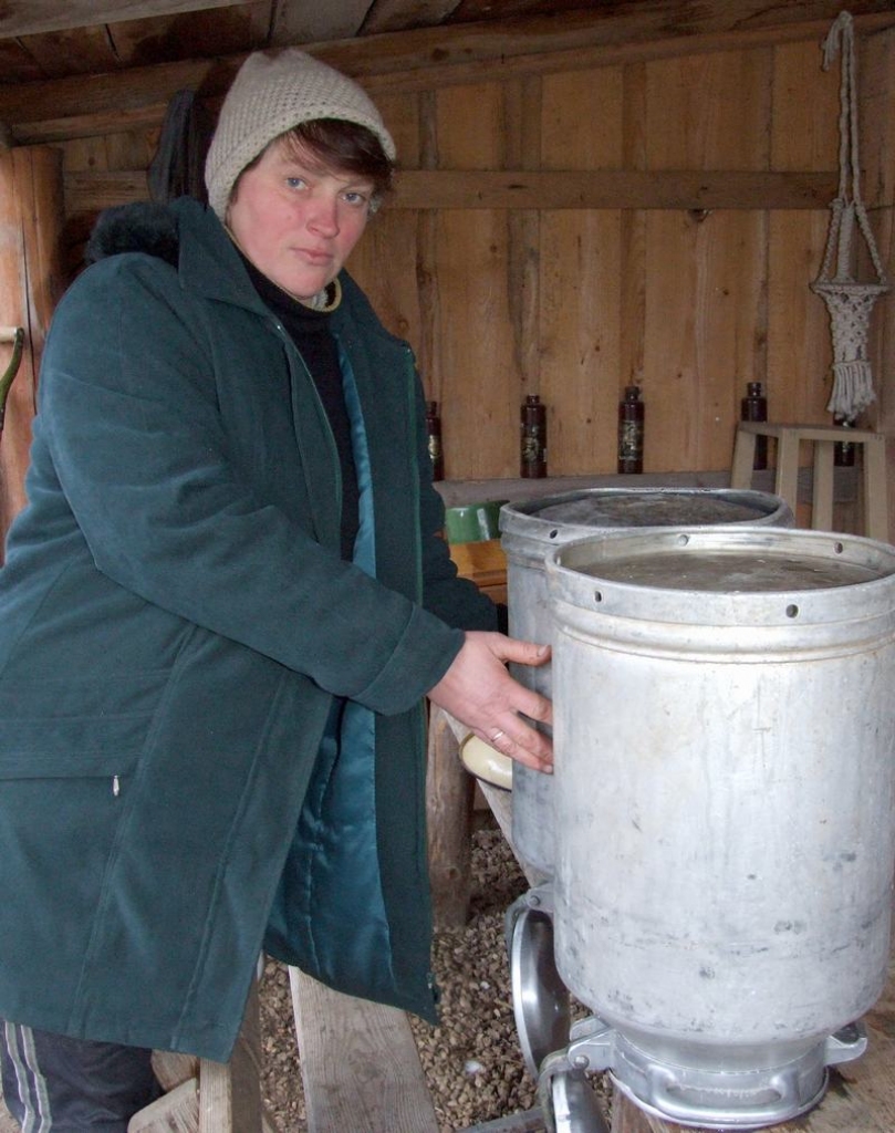 PAGAIDĀM AR KANNĀM. Diāna Dzene kārto kannas, lai nākamajā rītā tajās pildītu pienu. Kad būs uzcelta piena māja, tas vairs nebūs jādara.
Autors: Indulis Burka