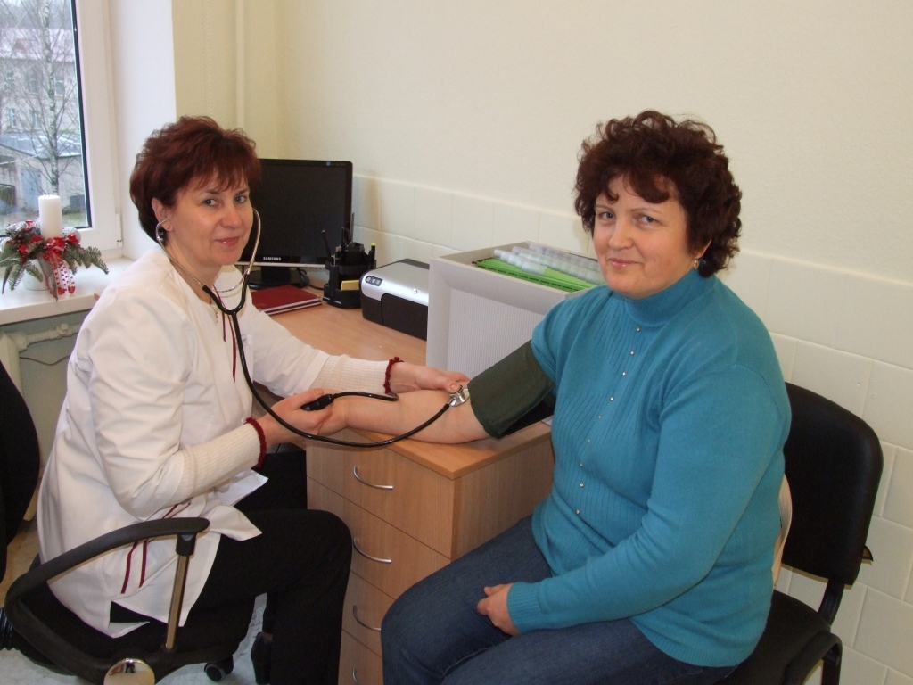 JAU INTERESĒJAS. Aizkraukliete Rita Karase interesējās par sirds veselības kabineta darba laiku. Viņu sagaidīja un asinsspiedienu izmērīja medicīnas māsa Rita Melbārde.
Autors: Margarita Celmiņa