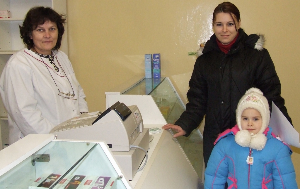 PĒDĒJO REIZI. Evita Madlinska un viņas meitiņa Samanta Seces aptiekā zāles pērk pēdējo reizi, un šo ziņu viņām pavēsta Jadviga Bakute.
Autors: Margarita Celmiņa