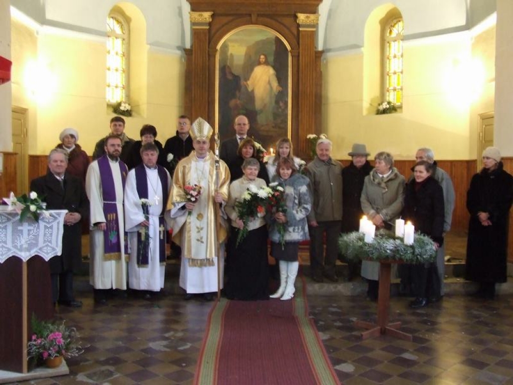VIENOTĪBA. Pļaviņu baznīcā svētku reizē pulcējās daudz cilvēku, kuri saistīti ar šo dievnamu. Vidū - Daugavpils diecēzes bīskaps Einārs Alpe.
Autors: Sandra Pumpure