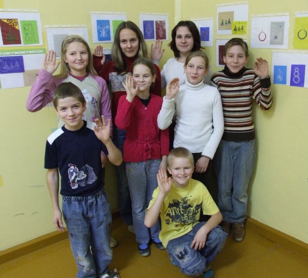 APSVEIKUMU VEIDOTĀJI. Otrajā rindā — Amanda Zvirbule (no kreisās), Lāsma Dinvalde, Kristīne Gudjāne, Raivis Teikmanis, pirmajā rindā (no kreisās) Mareks Strods, Karīna Čeriņa, Anita Ņefedova, priekšplānā — Elvis Zvirbulis.
Autors: Evita Apiņa