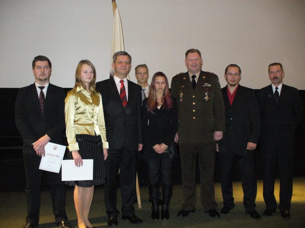 SAŅEMOT ATZINĪBAS ZĪMI. Raivis Siliņš (no kreisās), Baiba Bārda, aizsardzības ministrs Atis Slakteris, Monta Štālberga, Edgars Rimeiķis, ģenerālis Juris Vectirāns, Gints Kokins un Imants Kravalis. 