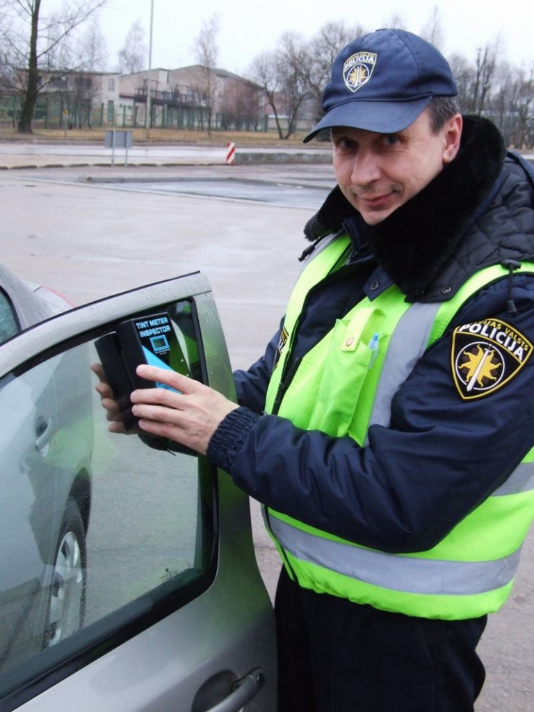KOMPAKTA MĒRIERĪCE. Ceļu policijas inspektors Jānis Galviņš teic, ka visbiežāk pārlieku tonē sānu stiklus.