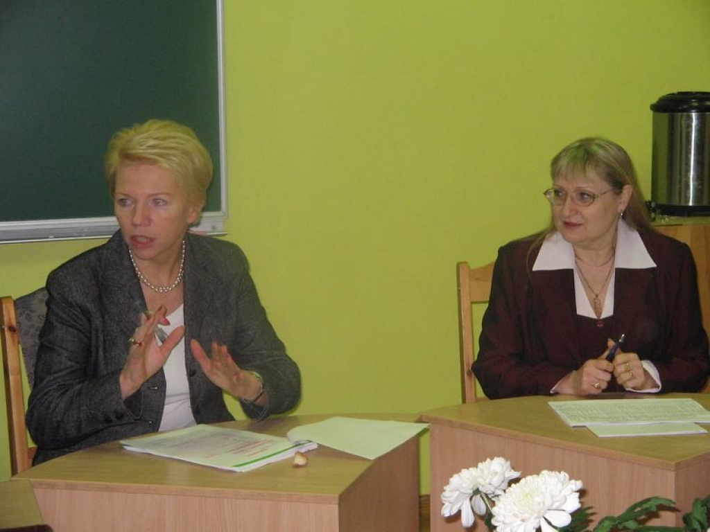 PAR NĀKOTNI JĀDOMĀ PAŠIEM — ir pārliecināta izglītības un zinātnes ministre Tatjana Koķe (no kreisās). Blakus — Pļaviņu vidusskolas direktore Larisa Radionova.