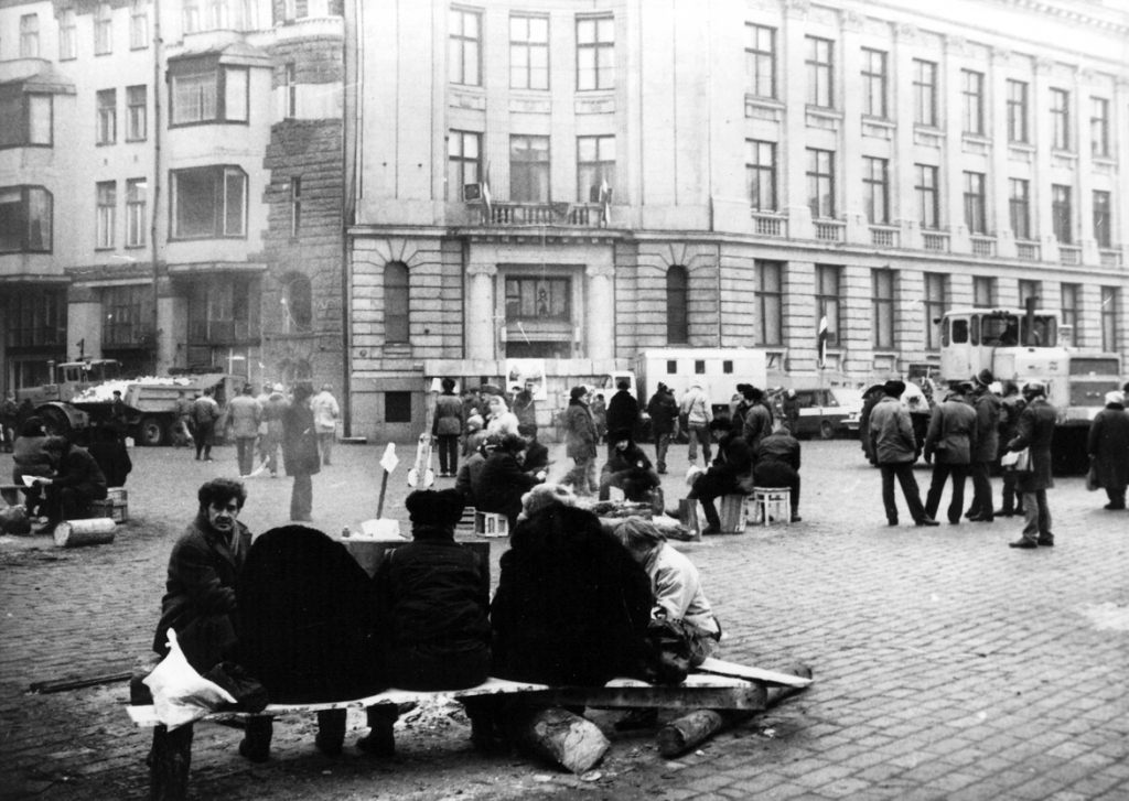 RĪGAS SARGI pie Latvijas radio nama.
Autors:  Foto no Aizkraukles vēstures un mākslas muzeja krājuma