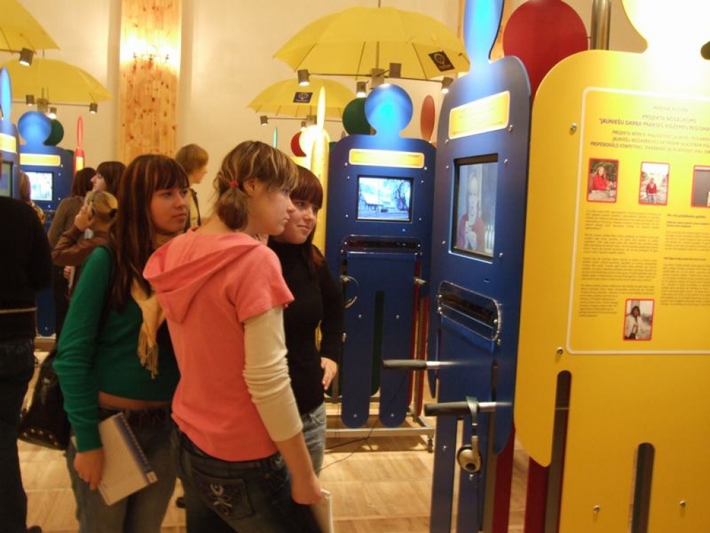 IZSTĀDE IEROSMEI. Jauniešus piesaistīja interesanti veidotie informatīvie stendi.