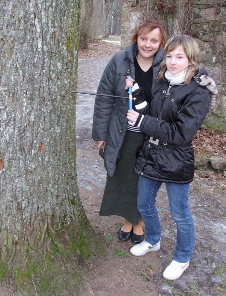 CIK VECS IR ŠIS OZOLS? To mēģina noskaidrot skolotāja Anna Grenciņa — Grencione un skolniece Sanita Jaudzema
Autors: Indulis Burka