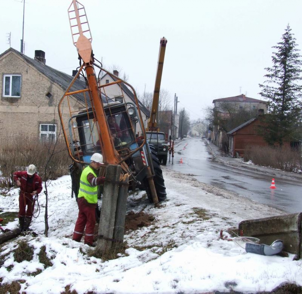 KĀ PĒC VĒTRAS. Nolauzto stabu vietā elektromontieri ierīko jaunus. No jauna jāvelk arī vadi. Tikmēr iedzīvotājiem jāpaliek bez elektroenerģijas.
Autors: Indulis Burka