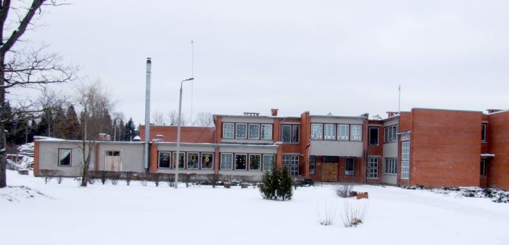 SKOLA. Nauda jau saņemta, taču Pilskalnes pamatskolai jumta segumu mainīs tikai pavasarī. Tad darbu varēs paveikt kvalitatīvāk.
Autors: Indulis Burka