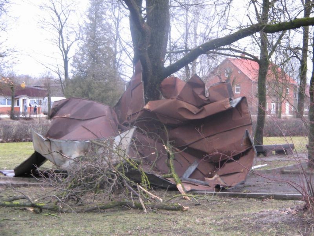 AIZLIDO JUMTS. Pļaviņās vējš daļēji norāva jumtu ēkai Daugavas ielā 45. To brāzmas iesvieda parkā pie pilsētas kultūras nama.