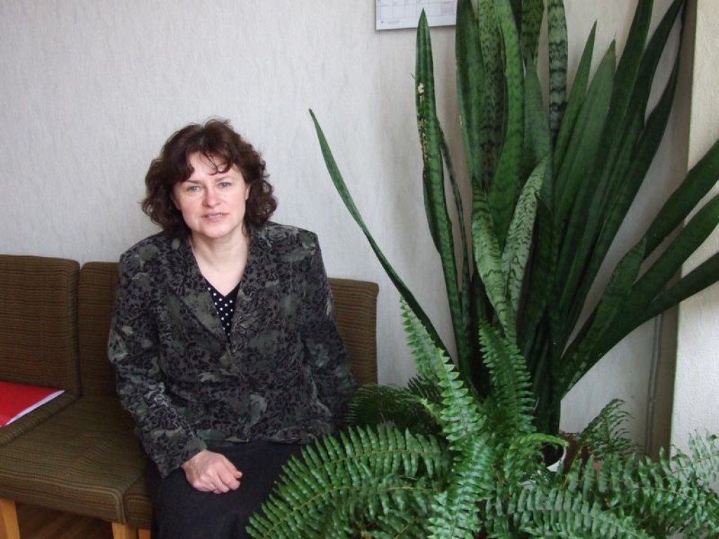 GATAVOJAS IZSTĀDEI. Ināra Bakmane stāsta, ka Vecbebru profesionālās vidusskolas veikums izstādē būs apskatāms Zemgales reģiona stendā.