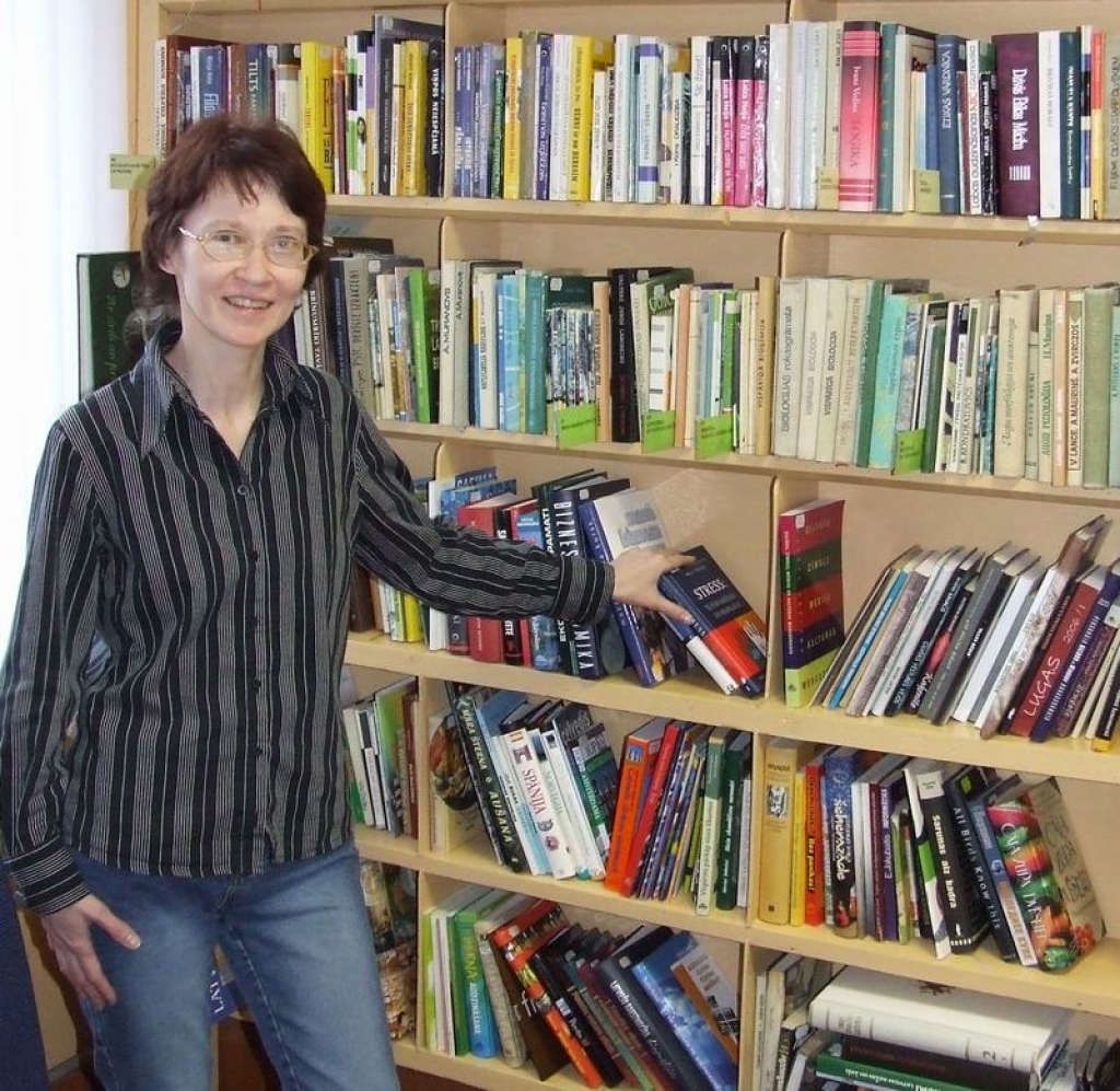 RŪPĪGI JĀIZVĒLAS. Neretas pagasta bibliotēkas vadītāja Iveta Isakoviča teic, ka grāmatu dārdzības dēļ vienmēr jāapsver katras grāmatas lietderība bibliotēkas plauktos.