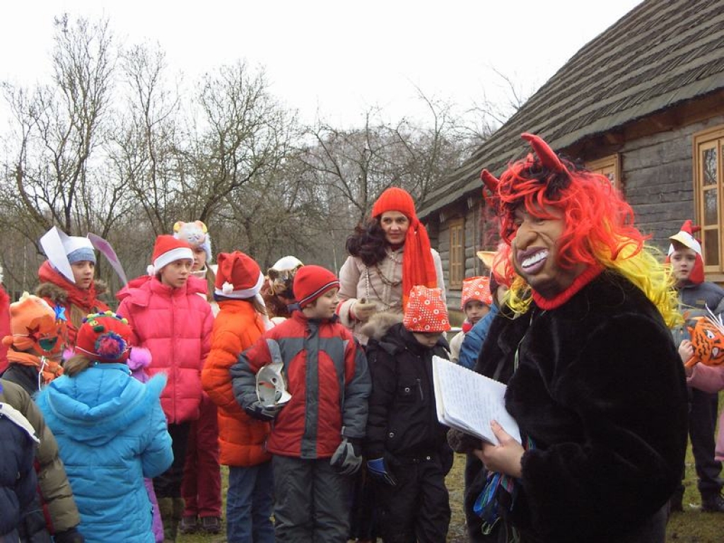 METEŅA IEVADĪŠANA. Velna lomā iejutusies folkloras kopas “Augšzeme” vadītāja Sarmīte Garole.