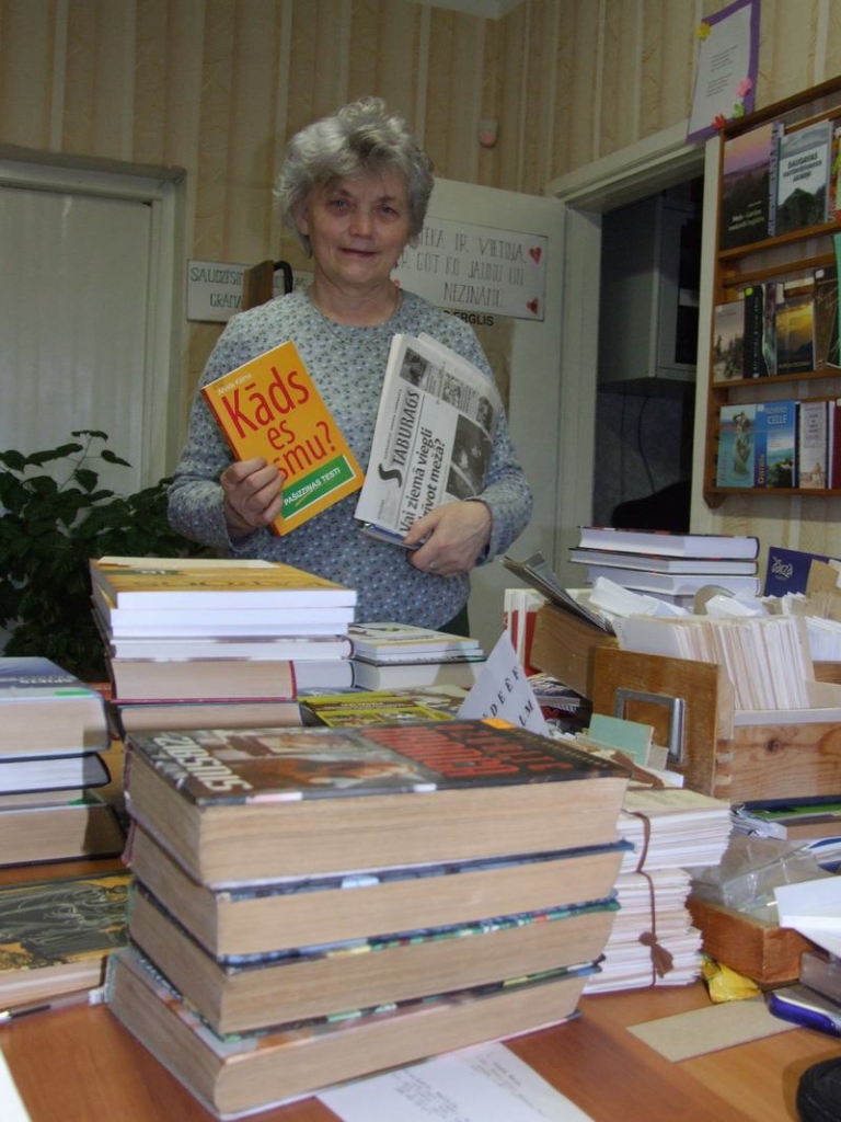 VISĀM GAUMĒM. Daudzeses bibliotēkas grāmatu krātuve papildināta ar daudzveidīgu literatūru — rāda bibliotekāre Valija Lucāne. 
Autors: Indulis Burka