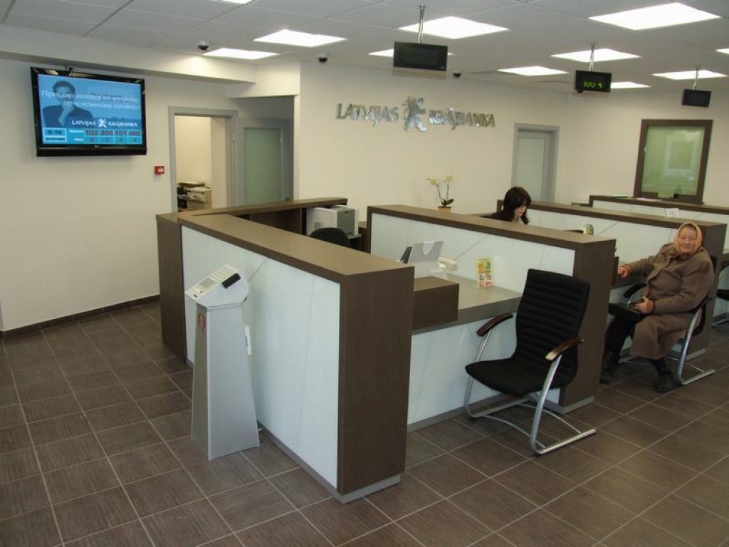 JAU ATVĒRTA. “Latvijas Krājbankas” klientu apkalpošanas zāle nu ir plaša un gaiša. Telpu jauno dizainu atzinīgi vērtē arī bankas klienti.