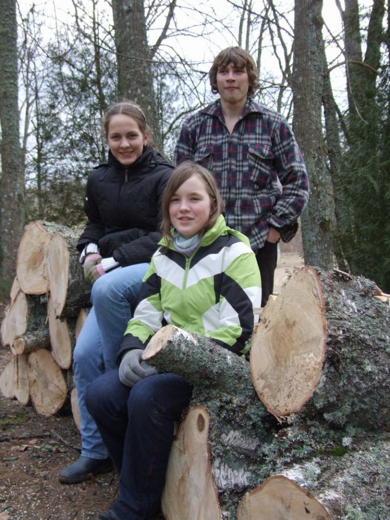 POSTAŽA SAKĀRTOTA. 7. klases skolnieces Beāte Beatrise Lubāne (priekšplānā), Lāsma Dinvalde un 9. klases audzēknis Dmitrijs Rumjancevs, atpūtas brīdī.