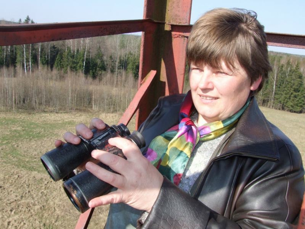 JĀSĀK NOVĒROT. Jaunjelgavas mežniecības Valles apgaitas mežsardze Līga Travina pārbauda ugunsnovērošanas torni, kurā jau drīz sāks dežurēt novērotājs. 