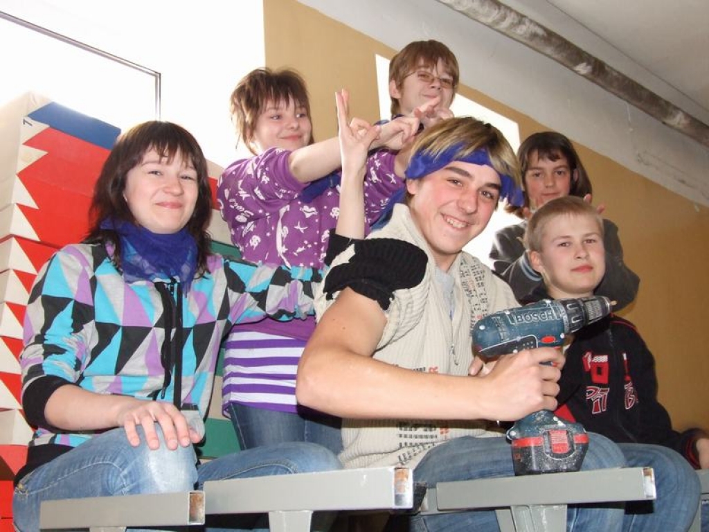 7.b klases komanda: Beāte Barone (no kreisās), Elīna Kirovāne, Agris Briģis, Edgars Ņuhtiļins, Elvis Tālmanis un Aleksandrs Orlovs (priekšplānā). 