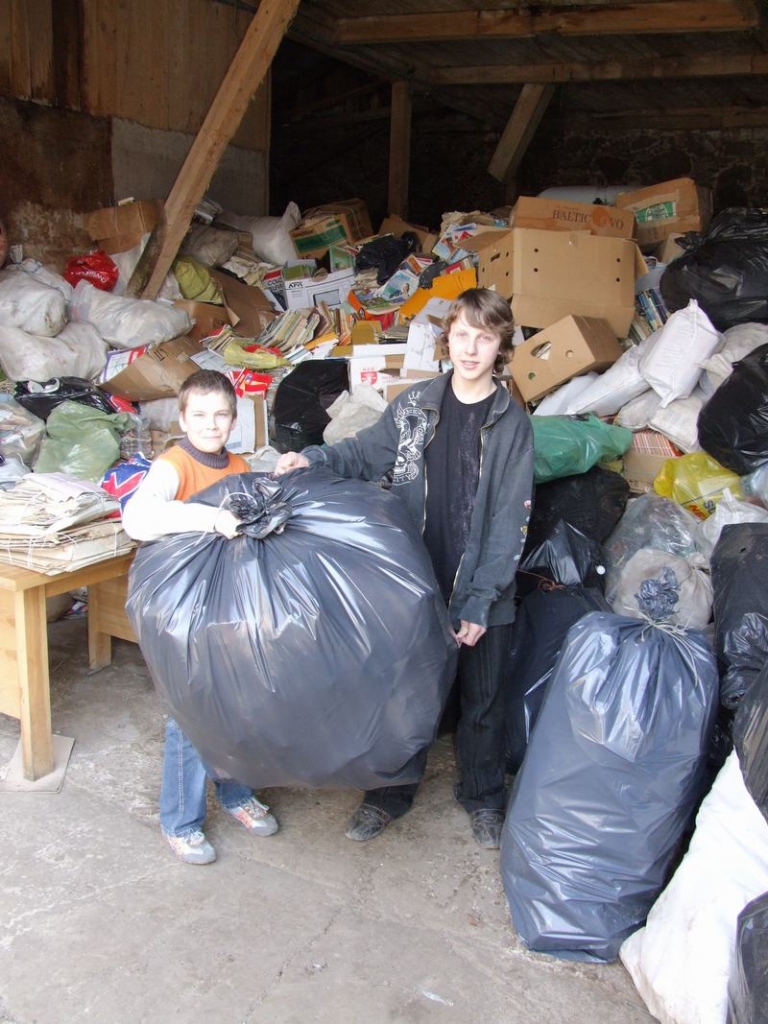 SAVĀKTS VISS. 7. klases skolēni Armands Kučinskis (no kreisās) un Ernests Krumovics atnesuši pēdējo plastmasas pudeļu maisu.
