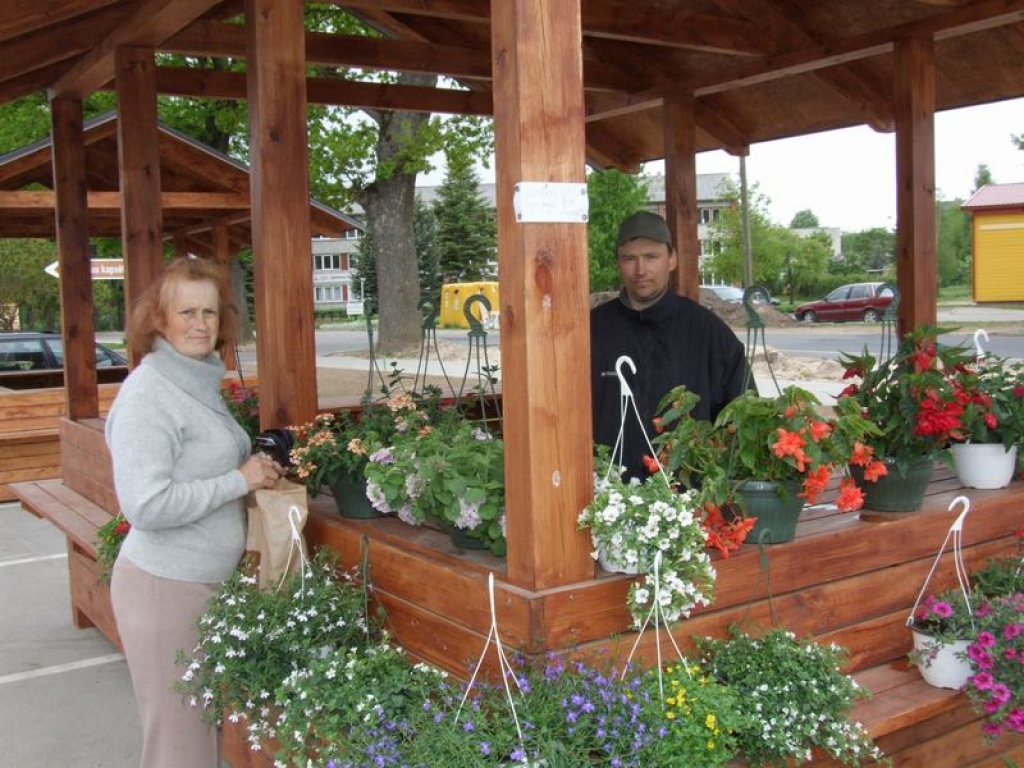 PĀRDOŠANU JAUNAJĀS NOJUMĒS izmēģina Aldis Rāzmanis, viņa audzētos stādus steidz iegādāties Ina Katiša. Abi atzīst, ka šāds tirgus laukums pagastā ir nepieciešams, jo ļauj koknesiešiem pārdot savu saražoto produkciju.