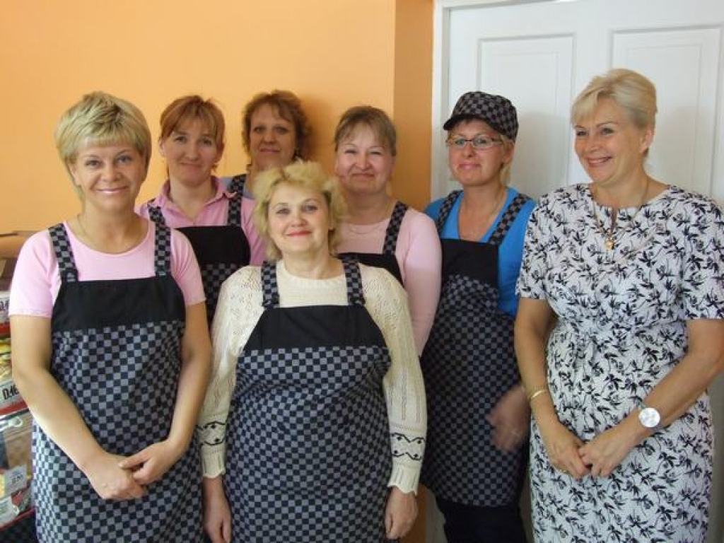 “DAUGAVAS” KOLEKTĪVS: Tatjana Bragina (no kreisās), Skaidrīte Spule, Vija Kučinska, Ludmila Vasiļjeva (otrā rindā), Ina Abramova, Ludmila Mironova un Inita Gavare. 