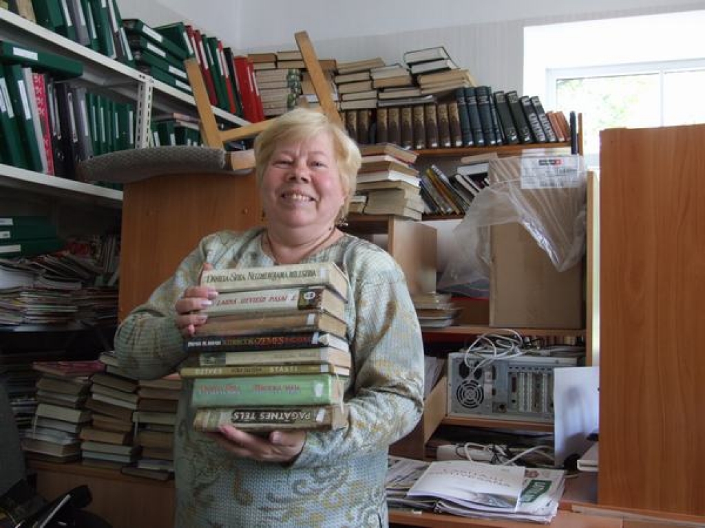 “Sākoties remontam, grāmatas iznest palīdzēja arī bibliotēkas apmeklētāji,” teic Ināra Osīte. 