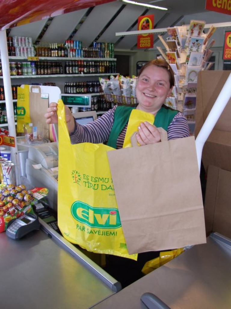 MĀNĪGS IZSKATS. Pārdevēja Aleksandra Rozenovska veikalā “Elvi” Aizkrauklē demonstrē jaunos maisiņus. Tie šķiet no plastmasas, taču gada laikā atklātā vidē sadalās.   