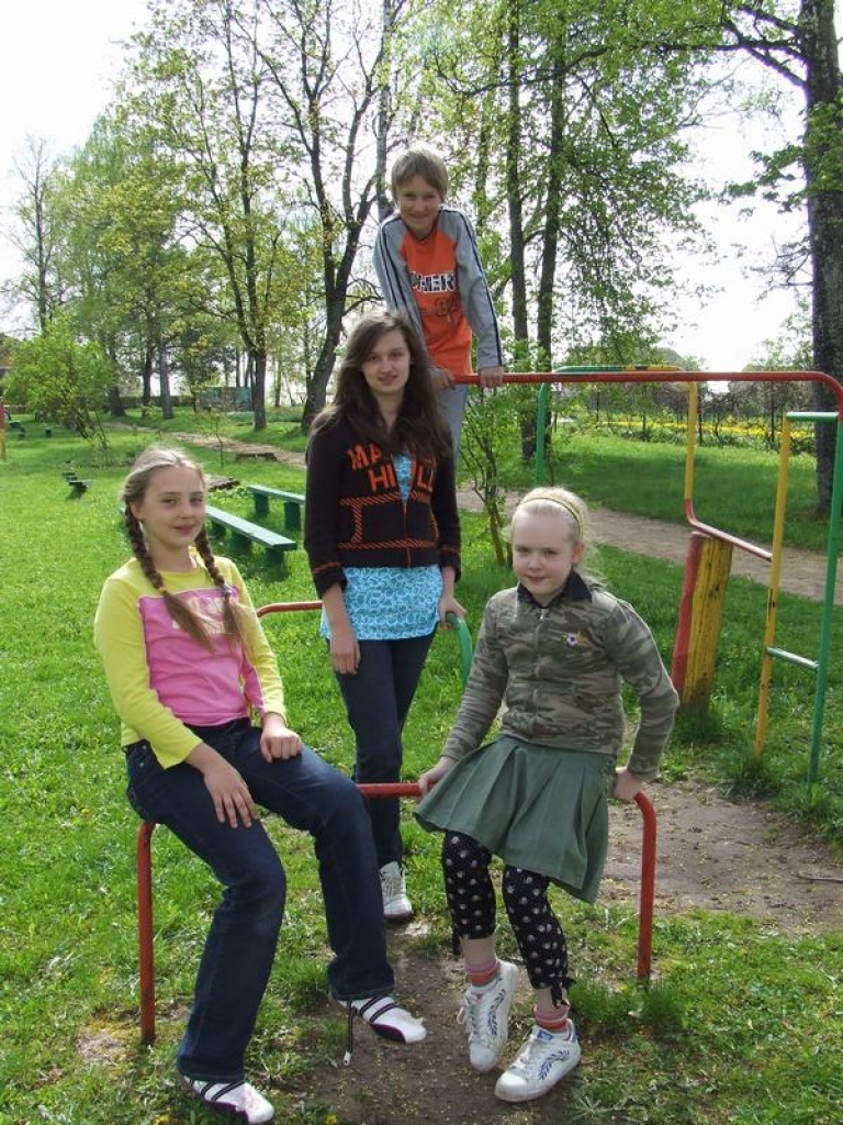 LASĪTĀJI. Laine (no kreisās), Līva, Madara un Dāvis. Valts fotografēšanās brīdī bija saslimis. 