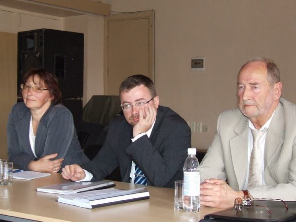 UZKLAUSA PRETENZIJAS. Pensionāri savas problēmas izteica Valsts sociālās apdrošināšanas aģentūras (VSAA) Aizkraukles nodaļas vadītājam Ansim Vilim Eglītem, Labklājības ministrijas valsts sekretāra vietniekam Ingum Allikam un VSAA Aizkraukles nodaļas vadītāja vietniecei Silvijai Kļaviņai.   