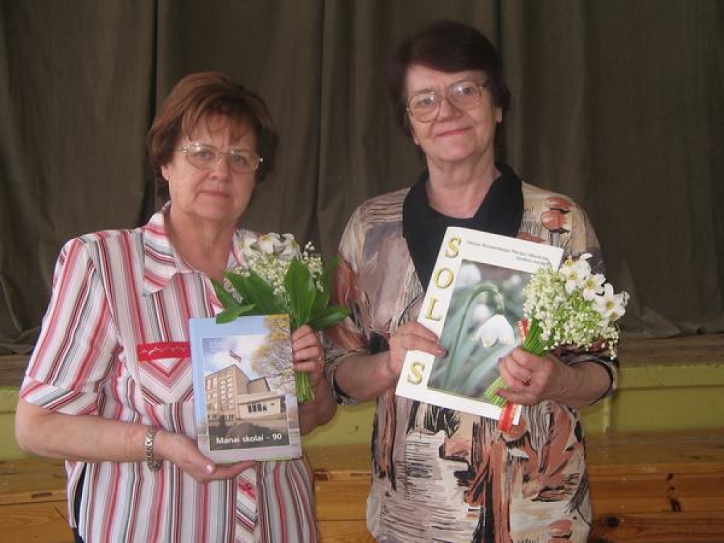 DIVI ”KAPTEIŅI”. Skolas jubilejas grāmatas un literārā žurnāla radošo komandu vadīja Edīte Kupča (no kreisās) un Anita Bērziņa.