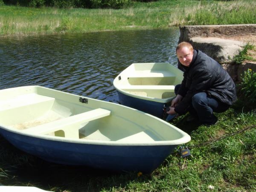 LAIVAS JAU ŪDENĪ. Andris Bartkevičs ir viens no tiem seciešiem, kurš iesaistījies atpūtas vietas iekārtošanā. Viņš priecājas par laivām, kuras jau ir ūdenī.
