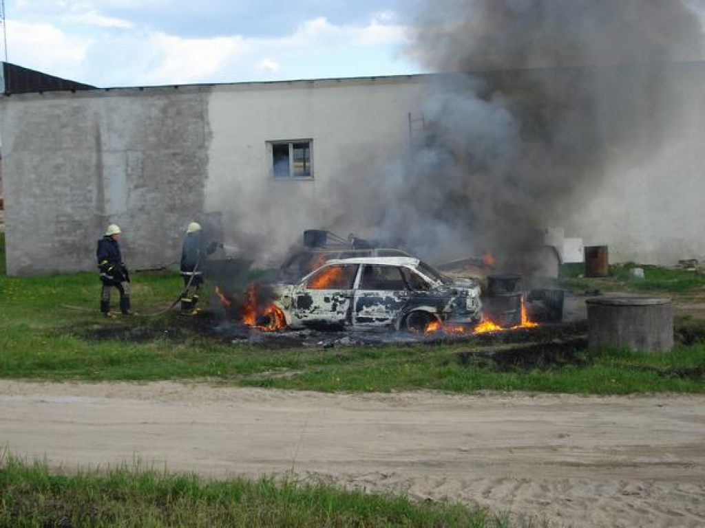 NODEDZINA. Savdabīgu izklaidi svētdienas pēcpusdienai bija izvēlējušies pagaidām nenoskaidroti Kokneses pusaudži, nodedzinot vairākas vieglās automašīnas.