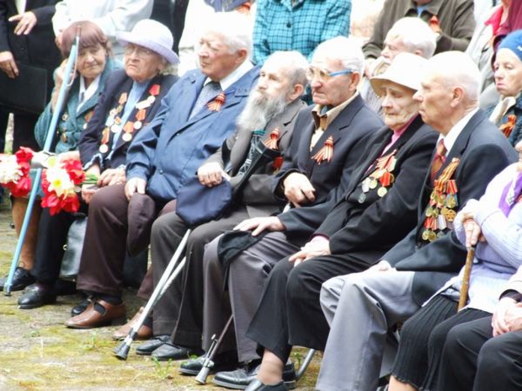 KATRU GADU MAZĀK. Kopš kara beigām pagājuši 63 gadi. Katru gadu mazāk paliek to cilvēku, kuriem izdevās tajā palikt dzīviem.