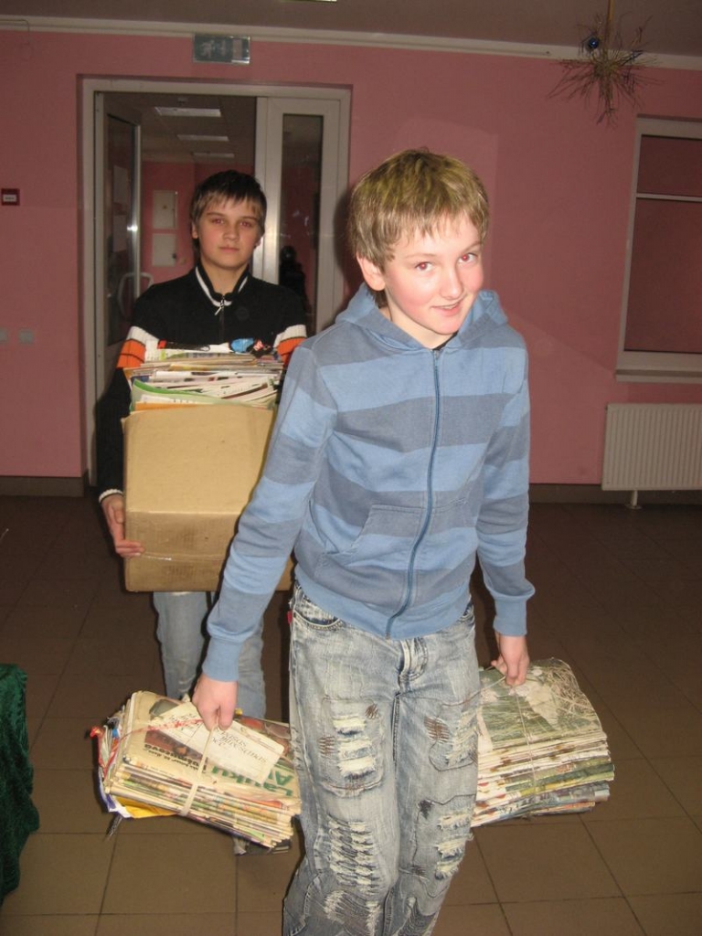 AKTĪVI ZĒNI. 7. klases skolēni Roberts Kriškāns un Armīns Titovs palīdz savai klasei izcīnīt uzvaru.