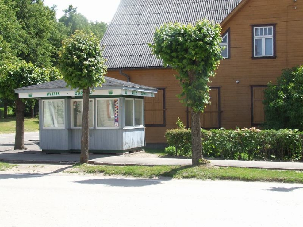 SLĒGTS. Avīžu kiosks ciet, aiz tā — bijusī grāmatnīca, kur pērn bija atvērts autodetaļu veikals, bet arī tas ar labdarību nenodarbojās, tāpēc slēgts. 