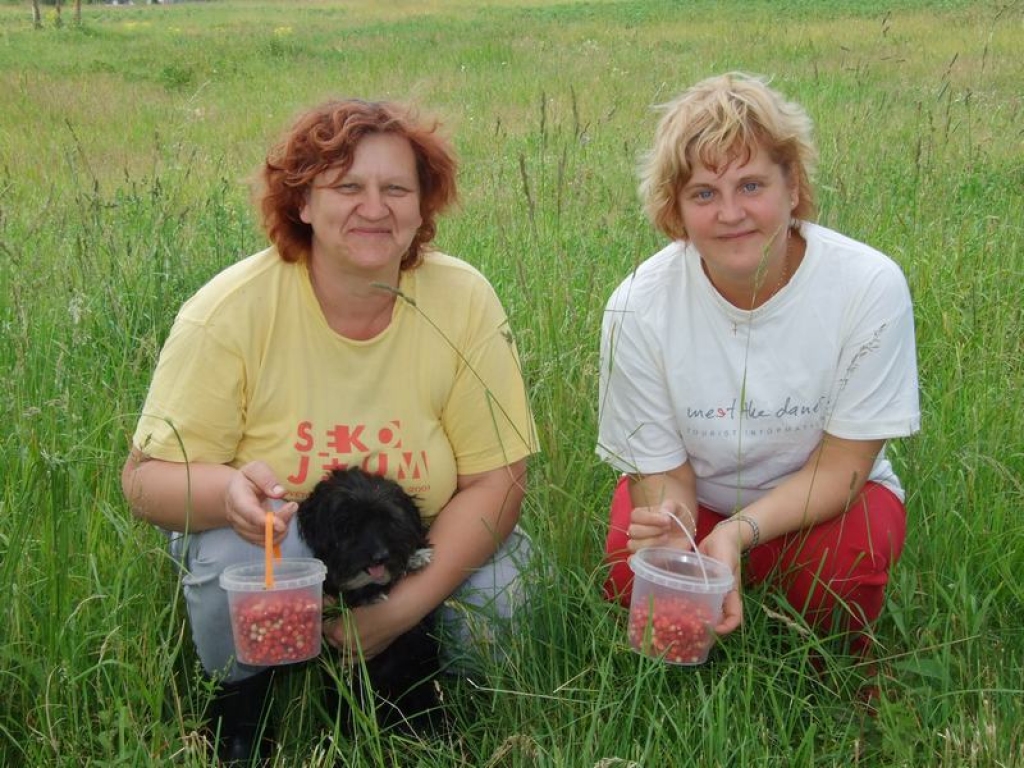 “VITAMĪNU SEZONA IR KLĀT!” teic  Ināra Galvanauska (no kreisās) un Sandra Kupča. Viņām pievienojas arī suņuks Susurs.