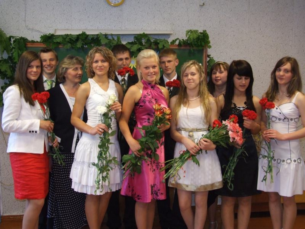 LAIMĪGIE. Pirmajā rindā no kreisās: Paula Ivanovska, klases audzinātāja Valentīna Zdanovska, Lelde Paļčevska, Sintija Štāle, Elita Ukermarka, Agnese Liedeskrastiņa, Anete Vildava. Otrajā rindā no kreisās: Matīss Bajārs, Emīls Balodis, Mārtiņš Dombrovskis un Ieva Feodorova. Izlaidumā nepiedalījās Mārcis Balodis un Valērijs Zablinskis.