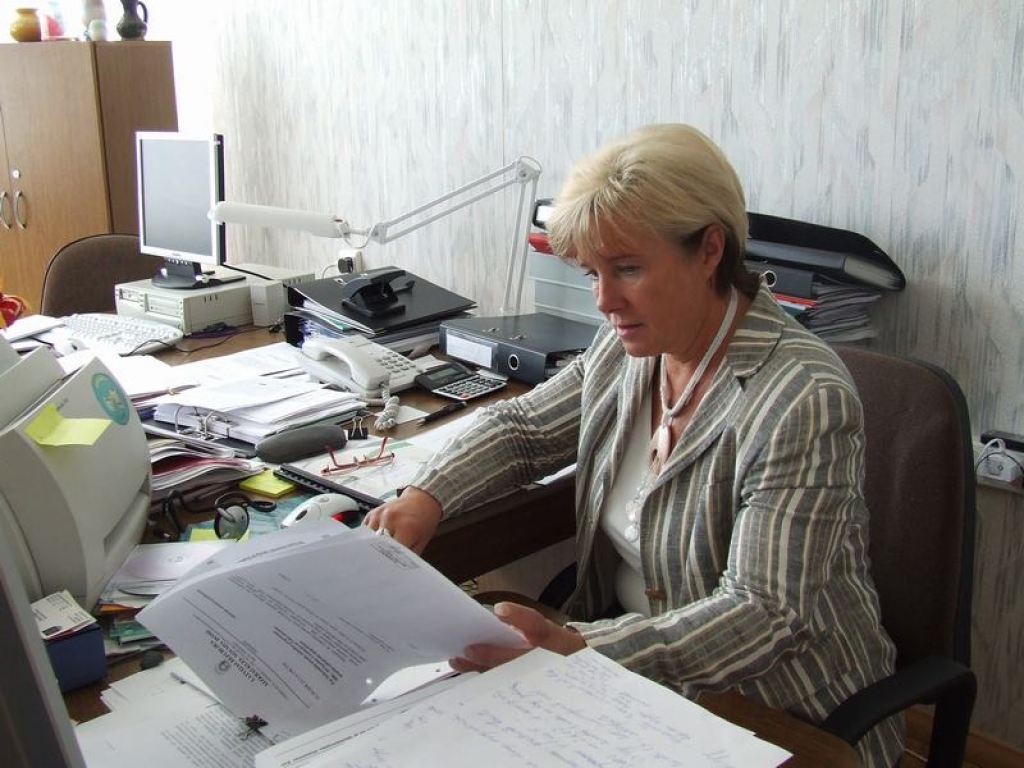 DARBA DAUDZ. Ilona Kāgane atzīst, ka Aizkraukles novada integrētās attīstības programmas izstrādāšanā iesaistījušies daudzi domes darbinieki. 