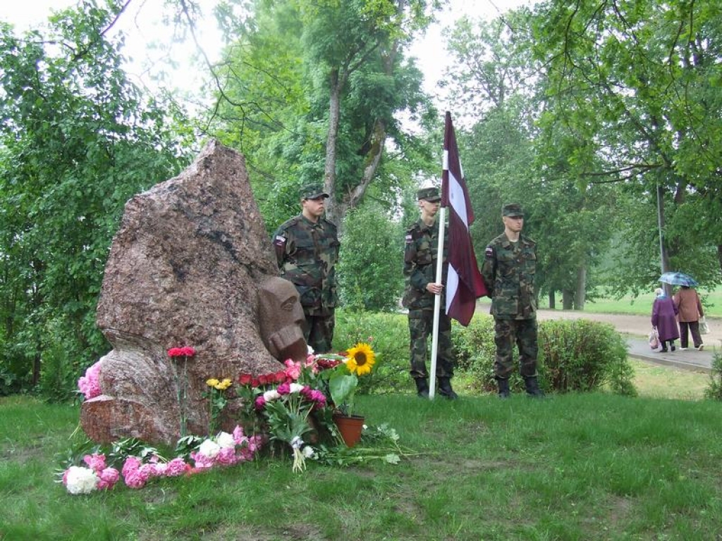 NERETIEŠU PIEMIŅAI. Godasardze pie skulptūras “Sāga” un neretiešu nestie ziedi 19941. gada 14. jūnija piemiņai. 