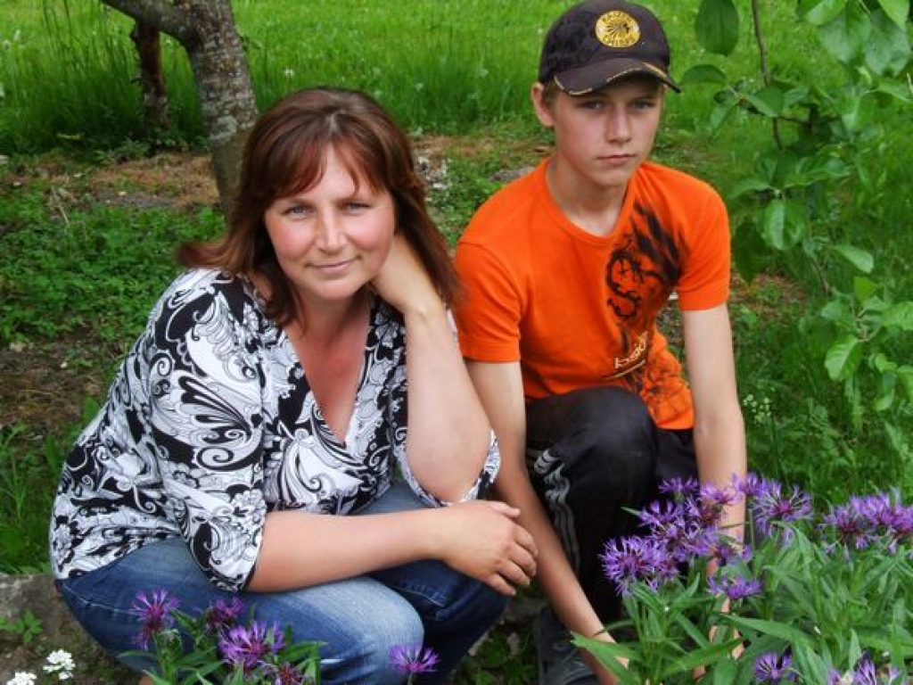 VIENĪGĀ ģimenes sieviete Gunta Drezova ar dēlu Renāru.