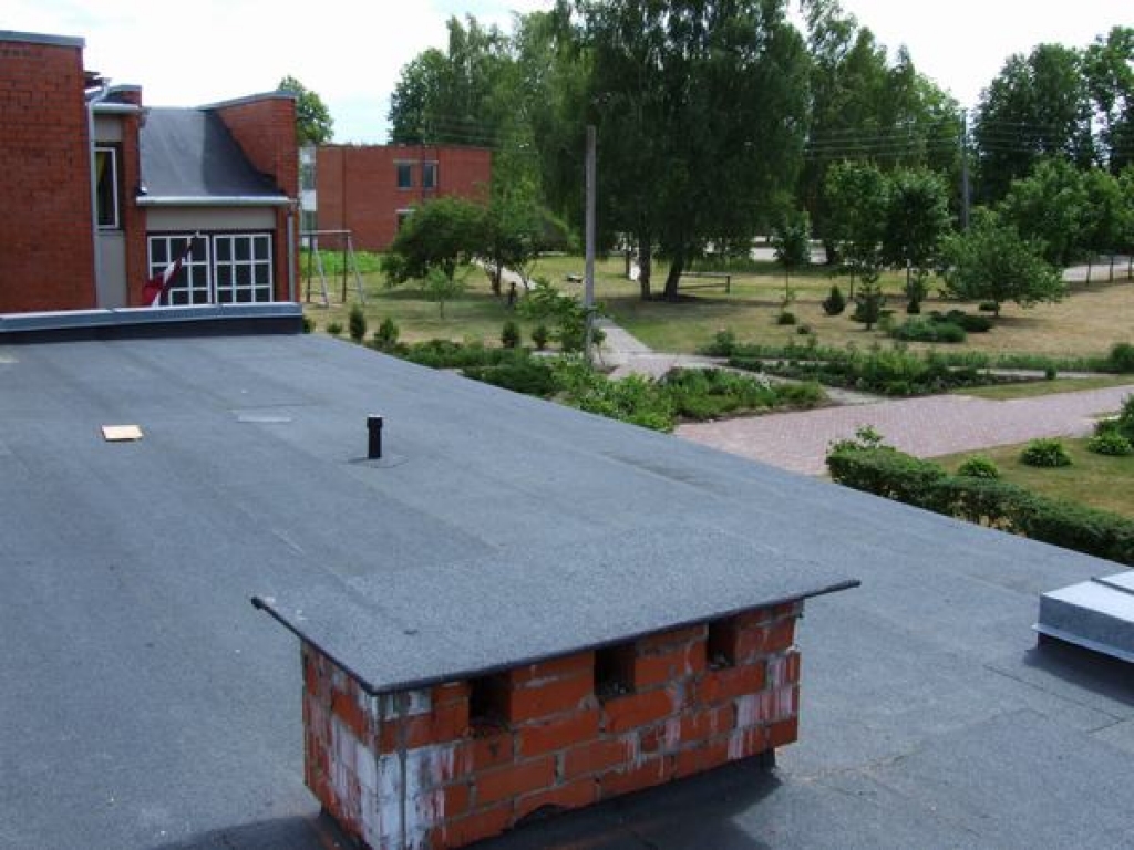 JAUNAIS JUMTS pasargās skolotājus un skolēnus no visstiprākajām lietusgāzēm. 