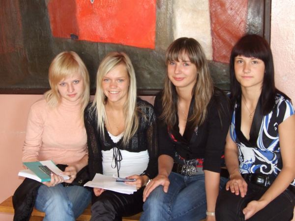 “LIKĀM PAT KLADI ZEM SPILVENA” — Ilona Šeršņova (no kreisās), Lelde Ieviņa, Dace Graudiņa un Ieva Vanaga cer, ka tas palīdzēs eksāmenā iegūt augstāku vērtējumu.