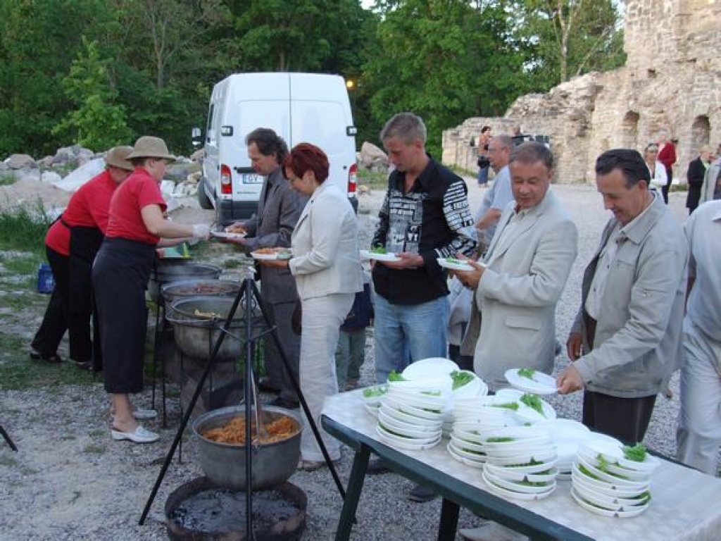 VAKARIŅĀS viesi nobauda “Kokneses miesnieka” pavāru gatavoto maltīti.