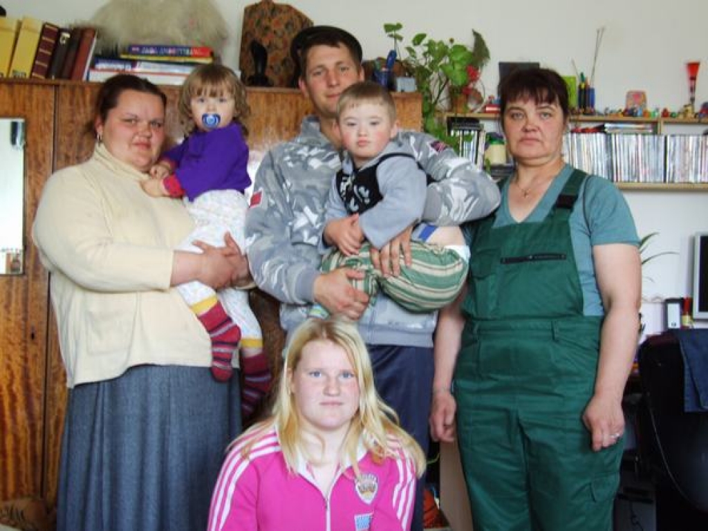 ATDOD DAĻIŅU SEVIS. Daina Salgrāve (no labās) ar vīru Andri un dēliņu Endiju, vīra māsu Līgu un mazmeitiņu Alisi, priekšplānā — meita Sanita.