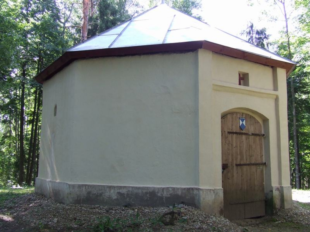 BALTĀ KAPLIČA pamanāma jau no tālienes.