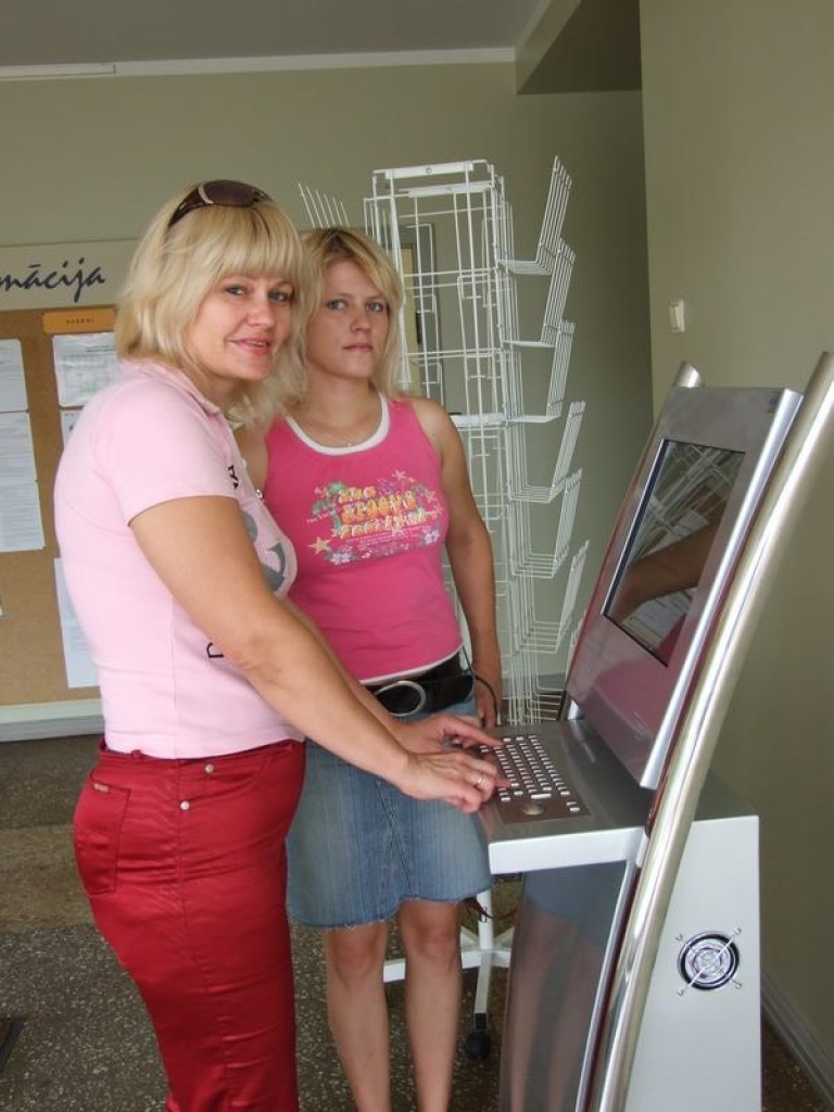 Ērti un izdevīgi. Divas aizkrauklietes internetā meklē jaunāko informāciju.