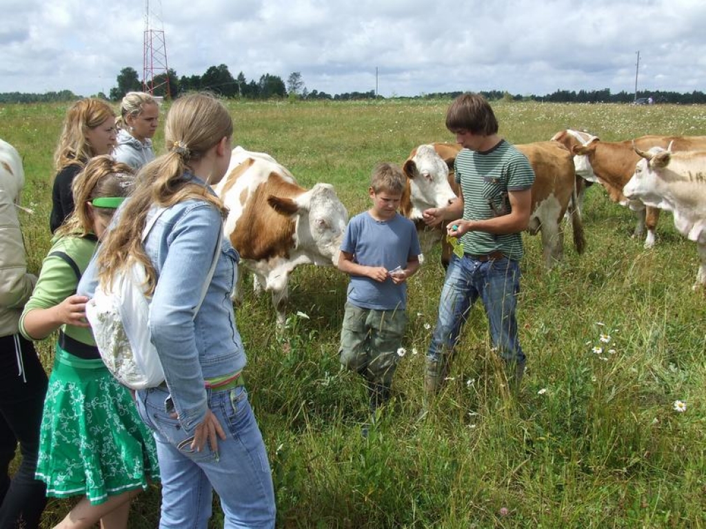 JAUNIE SAIMNIEKI. Kaspara (no labās) stāstītajā ar interesi klausās Jauno zemnieku kluba biedri un jaunākais brālis Jānis.