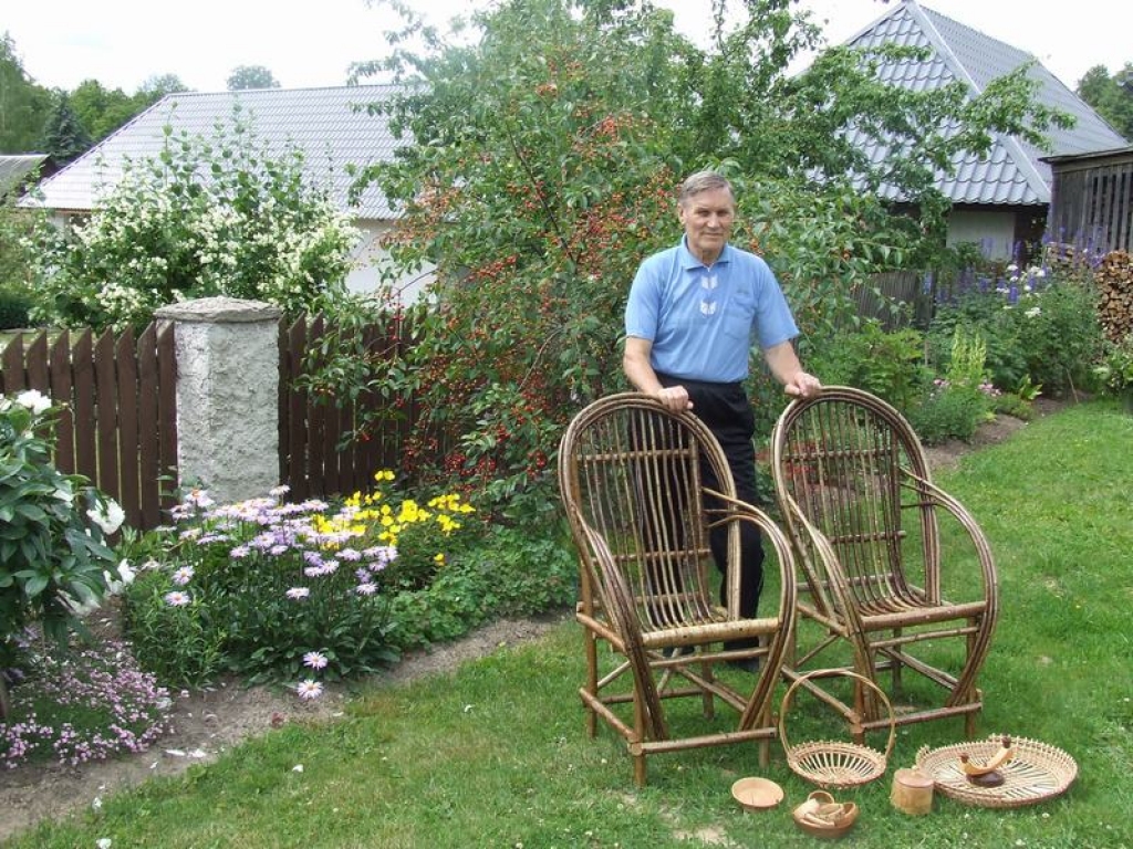 ORIĢINĀLI. Neretietis Jāzeps Čipāns svelmainajās vasaras dienās pagalma koku pavēnī atpūšas paša darinātājos krēslos. 